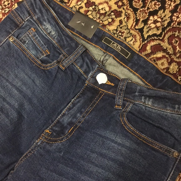 🆕💙Listing. Embroidered Skinny Jeans - Picture 7 of 8